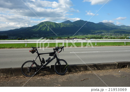南側から見た阿蘇山とカーボン製のミニベロ 21953069