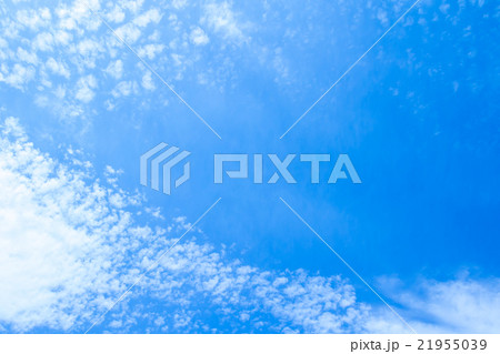 春の空　白い雲と青い空　背景素材　コピースペース　文字スペース　積雲　巻積雲　イメージ 21955039