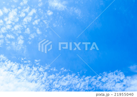 春の空　白い雲と青い空　背景素材　コピースペース　文字スペース　積雲　巻積雲　イメージ 21955040