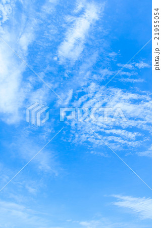 春の空　白い雲と青い空　背景素材　コピースペース　文字スペース　積雲　巻積雲　イメージ 21955054