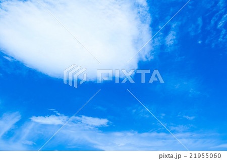 春の空　白い雲と青い空　背景素材　コピースペース　文字スペース　積雲　巻積雲　イメージ 21955060