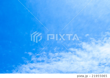 春の空　白い雲と青い空　背景素材　コピースペース　文字スペース　積雲　巻積雲　イメージ 21955065