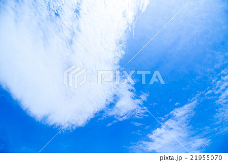 春の空　白い雲と青い空　背景素材　コピースペース　文字スペース　積雲　巻積雲　イメージ 21955070
