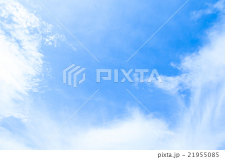 春の空　白い雲と青い空　背景素材　コピースペース　文字スペース　積雲　巻積雲　イメージ 21955085