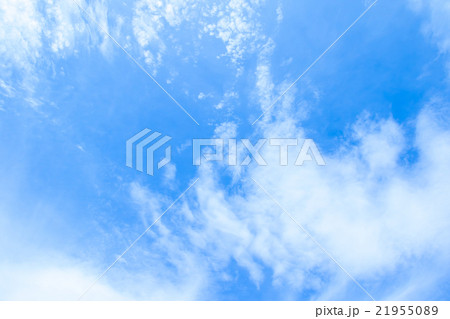 春の空 白い雲と青い空 背景素材 コピースペース 文字スペース 積雲 巻積雲 イメージ 春の空 白い雲と青い空 背景素材 コピースペース 文字スペース 積雲 巻積雲 イメージ 21955089