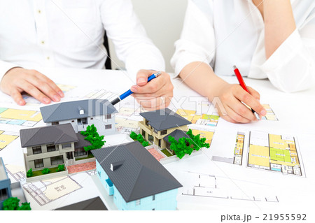 夫婦　男性と女性　マイホーム計画　住宅相談　消費増税前駆け込み需要　コピースペース　新婚夫婦 21955592