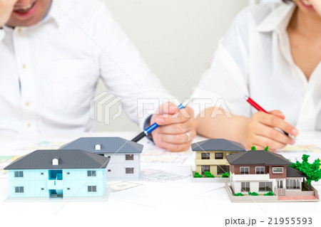 夫婦　男性と女性　マイホーム計画　住宅相談　消費増税前駆け込み需要　コピースペース　新婚夫婦 21955593