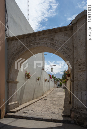 Volanic stone arch and alley in Arequipa, Peru 21955851