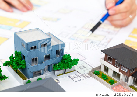 夫婦　二世帯住宅　庭付き戸建て　男性女性　マイホーム計画　住宅相談　消費増税前駆け込み需要　新婚夫婦 21955975