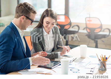 Positive colleagues discussing  a new project  21958026