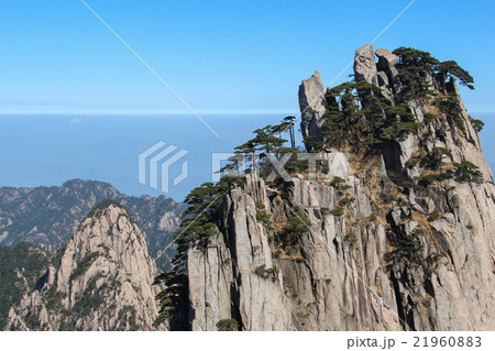 Huangshan mountain top with blurry background 21960883