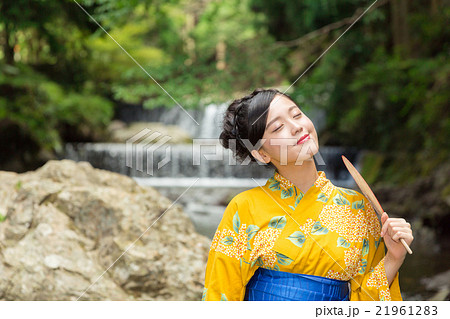 浴衣を着た女性 浴衣を着た女性 21961283