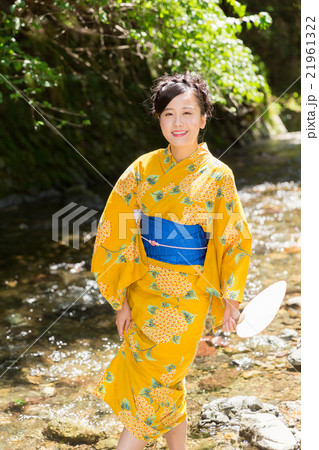 浴衣を着た女性 全身 浴衣を着た女性 全身 21961322
