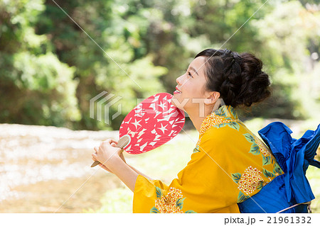 浴衣を着た女性 浴衣を着た女性 21961332