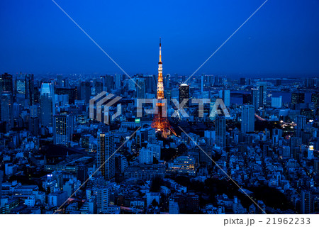 青色に染まる東京タワーと東京都心の夕景 青色に染まる東京タワーと東京都心の夕景 21962233