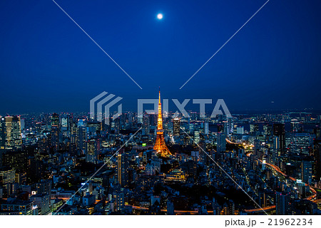 東京タワーの真上に上がる月 夜景イメージの写真素材 東京タワーの真上に上がる月 夜景イメージの写真素材