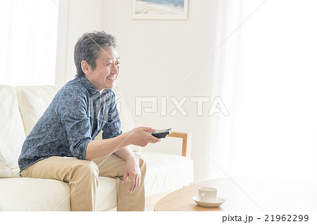 テレビを見る50代の男性 テレビを見る50代の男性 21962299