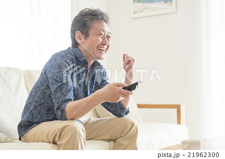 テレビを見る50代の男性 21962300