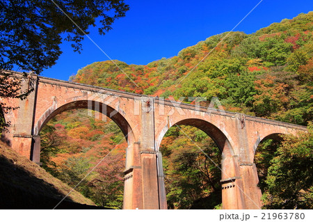 碓氷峠めがね橋紅葉 21963780