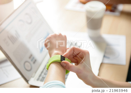 Nice  person holding tracker  21963946