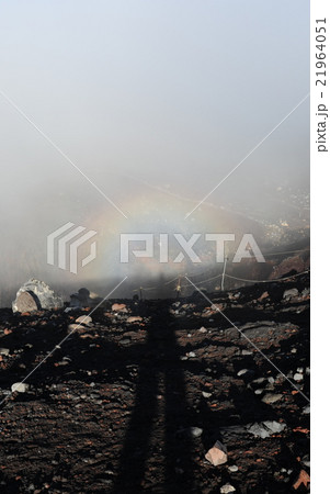 富士山山頂の虹 21964051