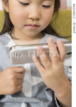 スマホに夢中の子供 スマホに夢中の子供 21964308