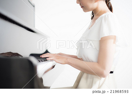 ピアノ　演奏　女性 21968593