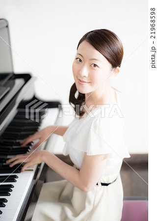 ピアノ 演奏 女性の写真素材