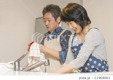 キッチンで洗い物をする50代の夫婦 21968661