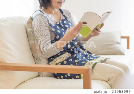 ソファで読書する中年女性 ソファで読書する中年女性 21968697