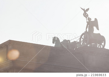 The Quadriga on top of the Brandenburg gate, Berli 21969633