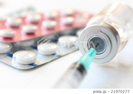 医療イメージ　飲み薬と注射剤 21970277