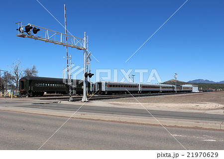 グランドキャニオン鉄道の踏切と車庫　アメリカ 21970629