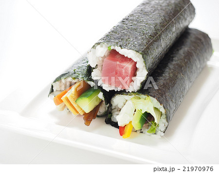 皿にのった三本の恵方巻き 21970976