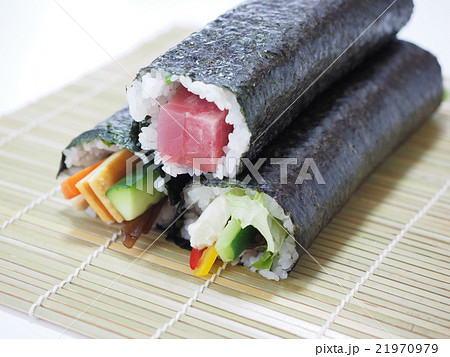 三本の恵方巻き 21970979