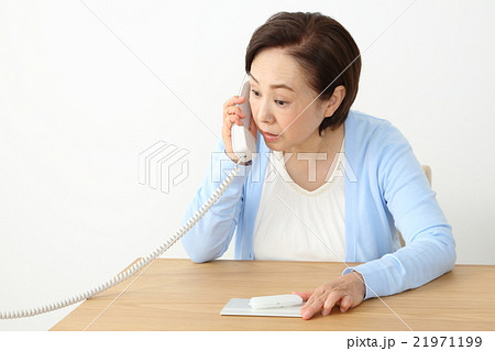 電話をしながら驚くシニア女性 電話をしながら驚くシニア女性 21971199