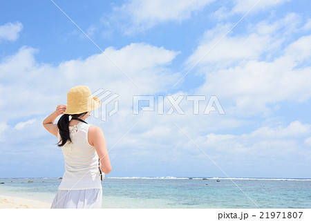 沖縄の海と女性 21971807