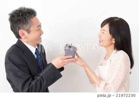 お弁当を渡す妻 お弁当を渡す妻 21972230