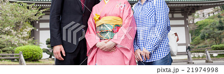 振袖姿の娘と家族 振袖姿の娘と家族 21974998