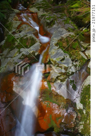 宮崎県小林市えびの高原と生駒高原の間にある赤松千本原に突然現れる七折の滝 21977151