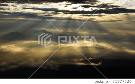 レンブラント光線 エンジェルハイロウ 天使のはしご 天使の梯子 光線 風景 光 雲 神秘の写真素材 21977520 Pixta