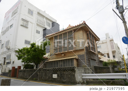 沖縄赤瓦　琉球赤瓦　赤瓦　琉球瓦　島瓦　漆喰　二階建て　民家　沖縄 21977595