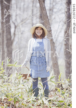 山菜採りをする女性 21978045