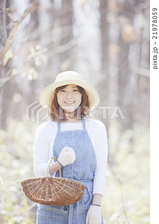 山菜採りをする女性 21978059