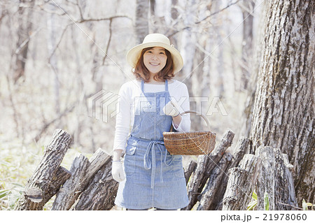 山菜採りをする女性 21978060