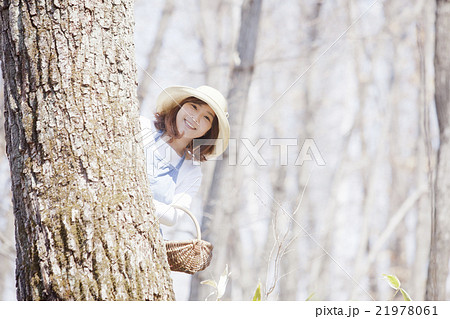 山菜採りをする女性 21978061
