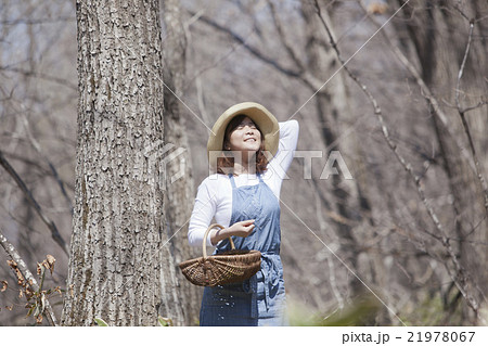 山菜採りをする女性 21978067