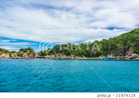 Seascape of Rocky island blue ocean Seascape of Rocky island blue ocean 21979128