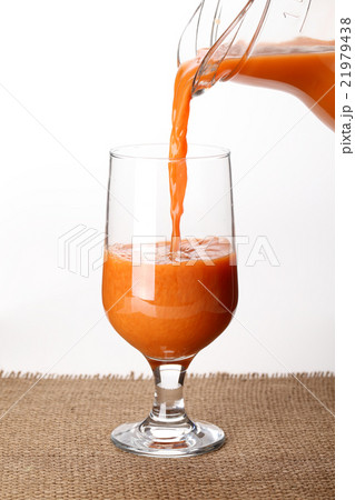 ニンジンジュースを注ぐ 21979438