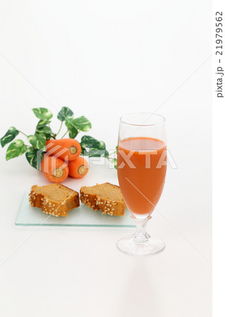 自家製人参ケーキとニンジンジュース 自家製人参ケーキとニンジンジュース 21979562